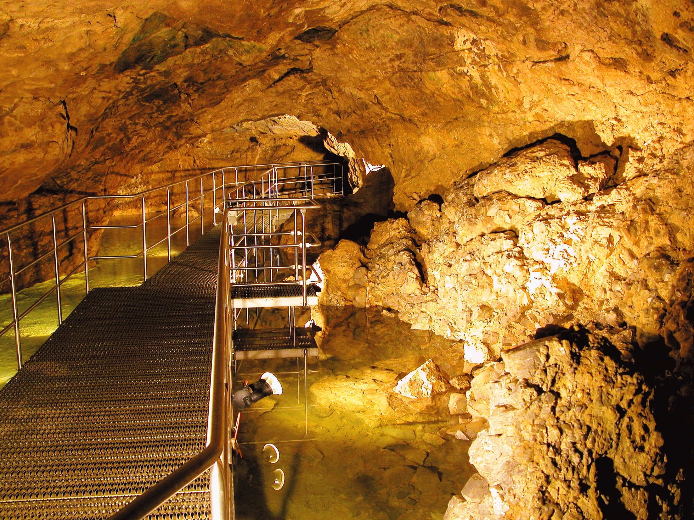 HÖHLENFÜHRUNGEN | KRISTALLHÖHLE KOBELWALD